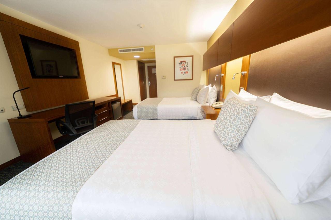 Hotel Tryp By Wyndham Guayaquil Esterno foto